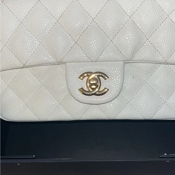Classic Chanel White Quilted Leather Shoulder Bag with Chanel Perfume - Picture 10 of 12